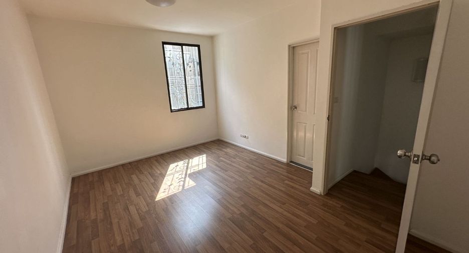 Casa adosada en venta de 6 habitaciones en Lat Phrao, Bangkok