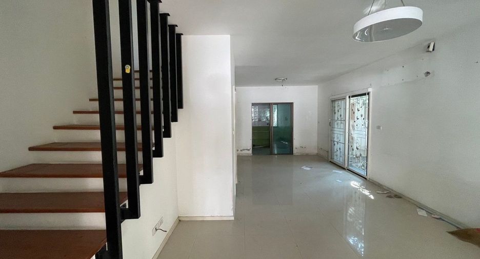 Casa adosada en venta de 6 habitaciones en Lat Phrao, Bangkok