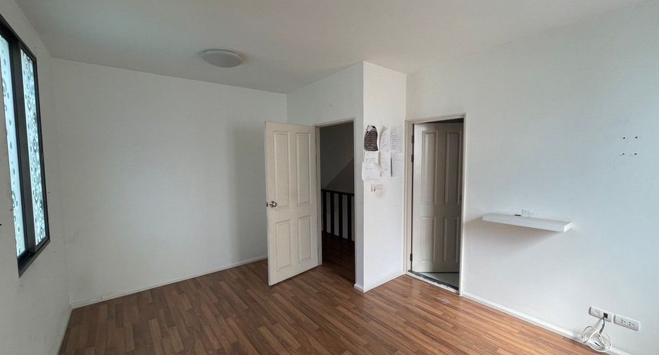 Casa adosada en venta de 6 habitaciones en Lat Phrao, Bangkok