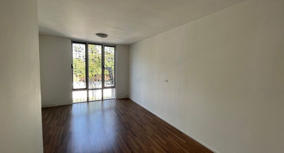 Casa adosada en venta de 6 habitaciones en Lat Phrao, Bangkok