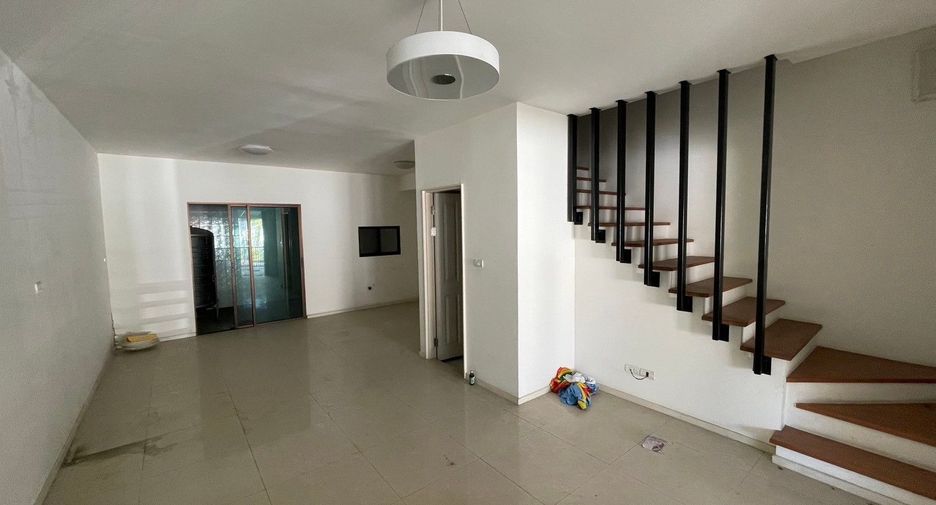 Casa adosada en venta de 6 habitaciones en Lat Phrao, Bangkok