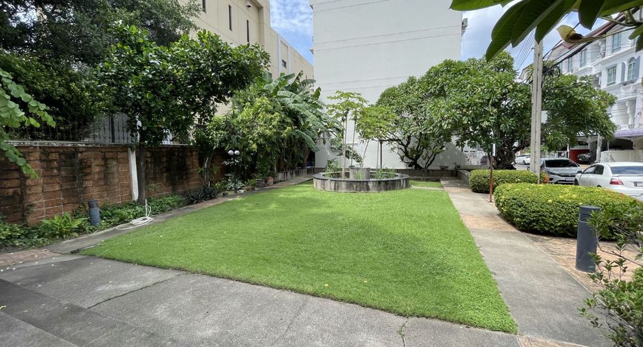 Reihenhaus zum Kauf mit Studio in Wang Thonglang, Bangkok
