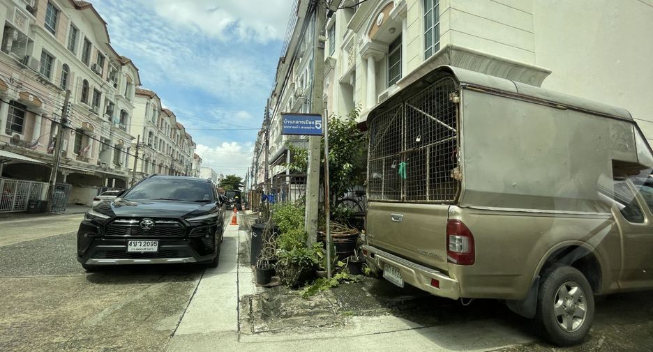 Reihenhaus zum Kauf mit Studio in Wang Thonglang, Bangkok
