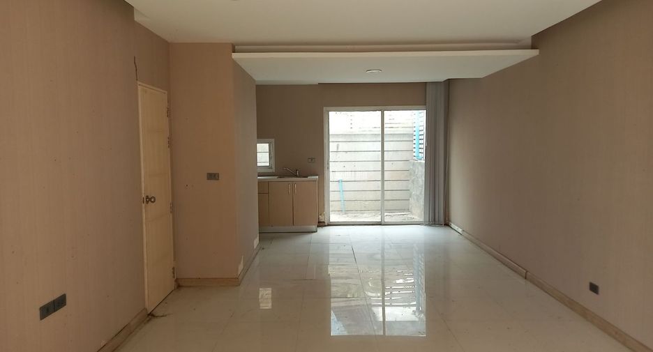 For sale 3 bedrooms townhouse in Bang Khen, Bangkok
