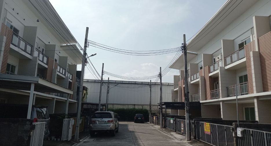 For sale 3 bedrooms townhouse in Bang Khen, Bangkok