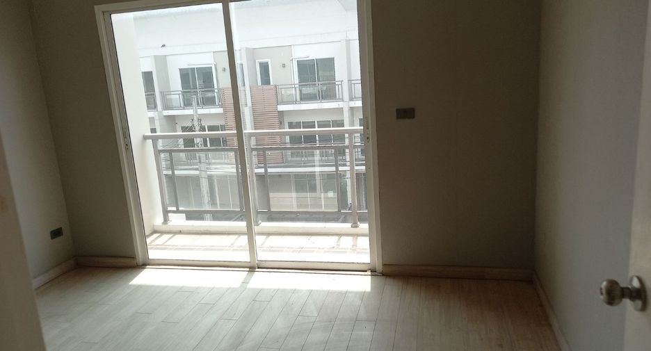For sale 3 bedrooms townhouse in Bang Khen, Bangkok