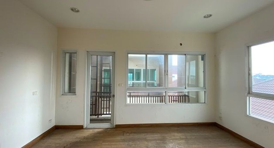 Reihenhaus zum Kauf mit Studio in Bueng Kum, Bangkok