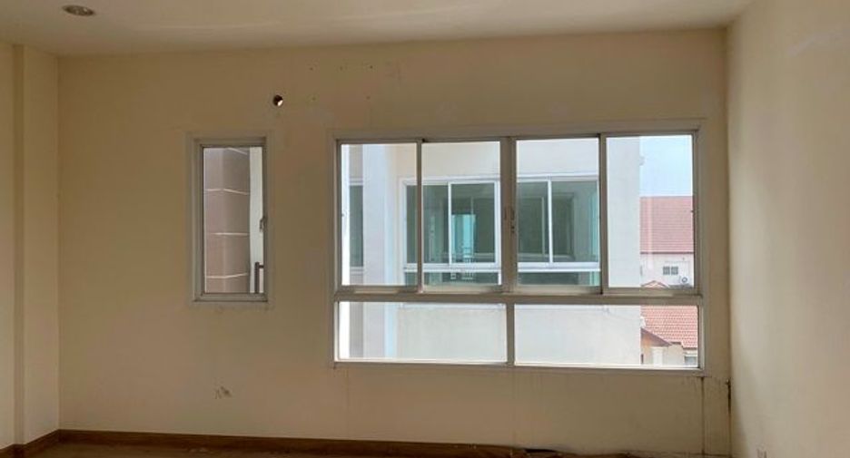 Reihenhaus zum Kauf mit Studio in Bueng Kum, Bangkok