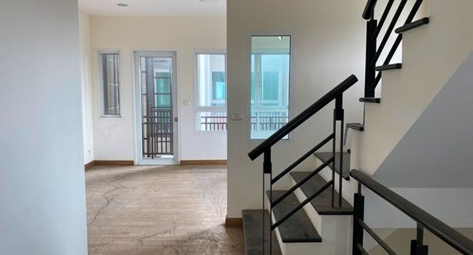 Reihenhaus zum Kauf mit Studio in Bueng Kum, Bangkok
