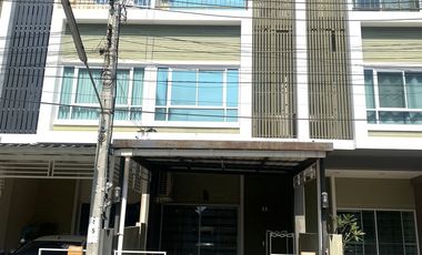 For sale 3 Beds townhouse in Saphan Sung, Bangkok