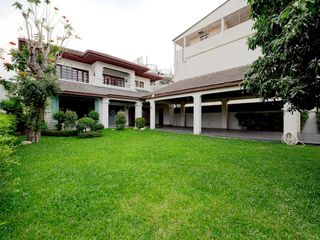 For rent そして for sale 6 Beds house in Phra Khanong, Bangkok