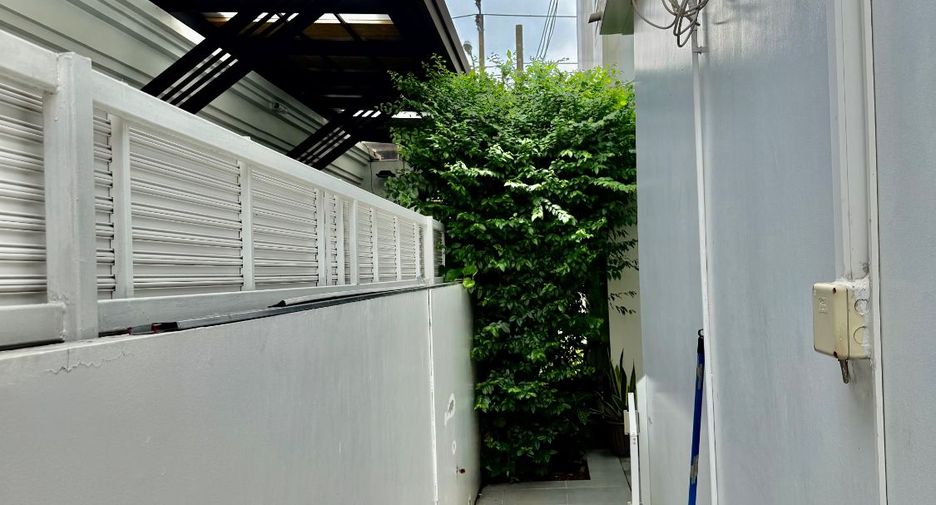For sale 3 bedrooms house in Lat Krabang, Bangkok