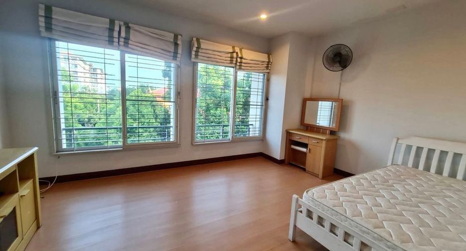 Casa adosada en alquiler de 3 habitaciones en Suan Luang, Bangkok
