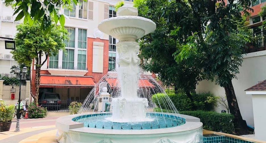 For rent 4 bedrooms townhouse in Watthana, Bangkok