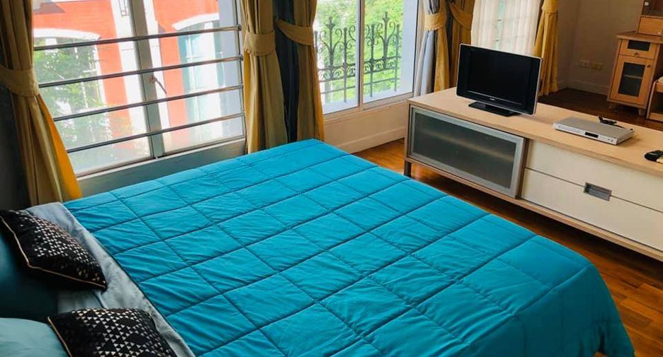 For rent 4 bedrooms townhouse in Watthana, Bangkok