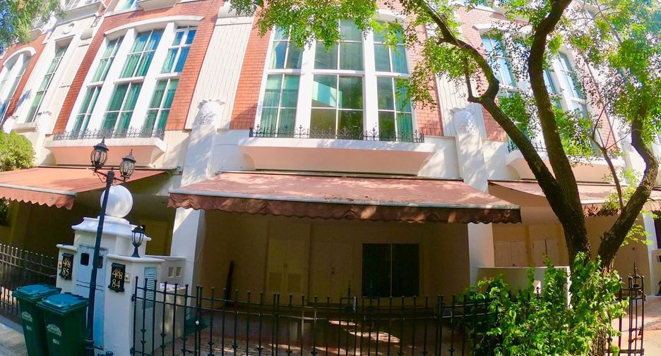 For rent 4 bedrooms townhouse in Watthana, Bangkok