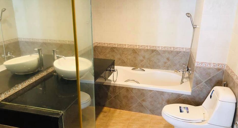 For rent 4 bedrooms townhouse in Watthana, Bangkok