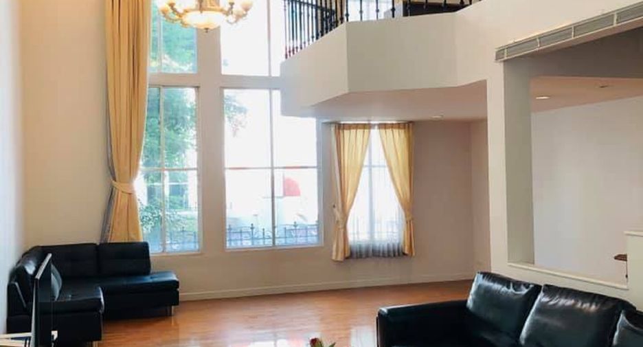 For rent 4 bedrooms townhouse in Watthana, Bangkok