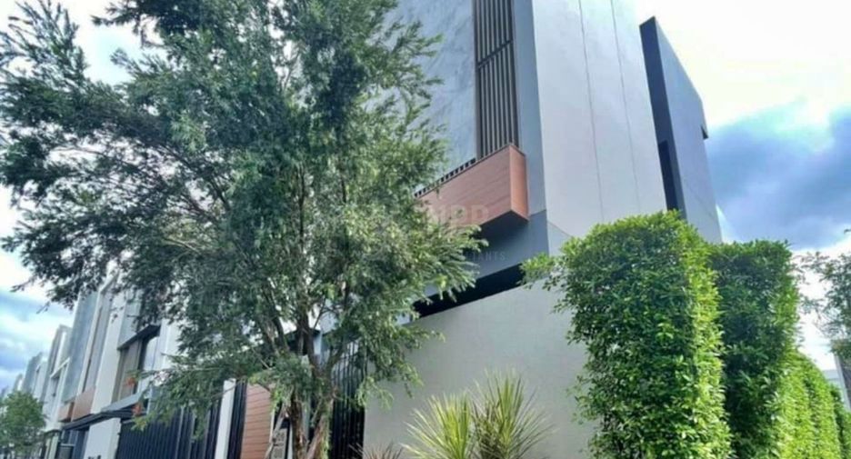 For rent 4 bedrooms house in Bang Kapi, Bangkok