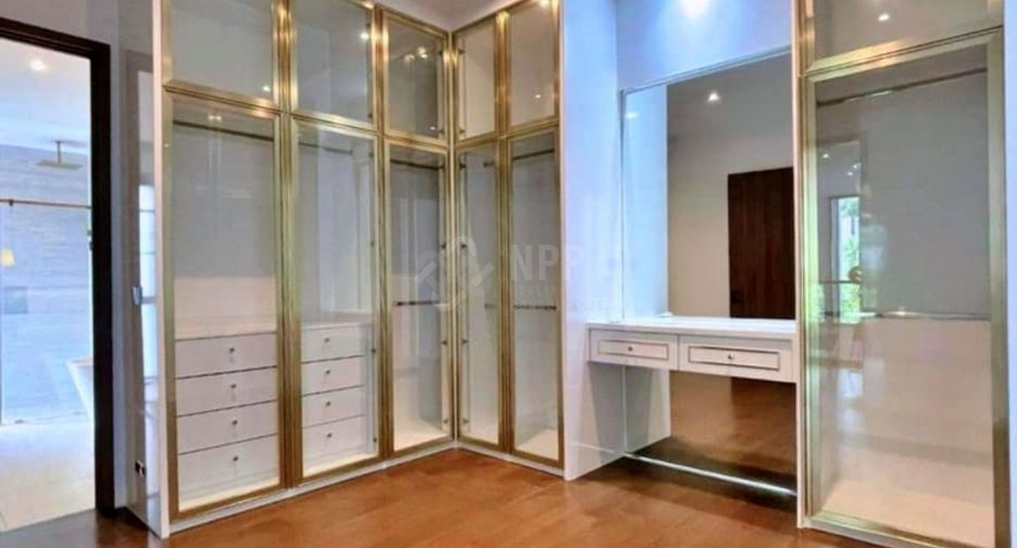 For rent 4 bedrooms house in Bang Kapi, Bangkok