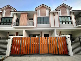 For sale 3 bed townhouse in East Pattaya, Pattaya
