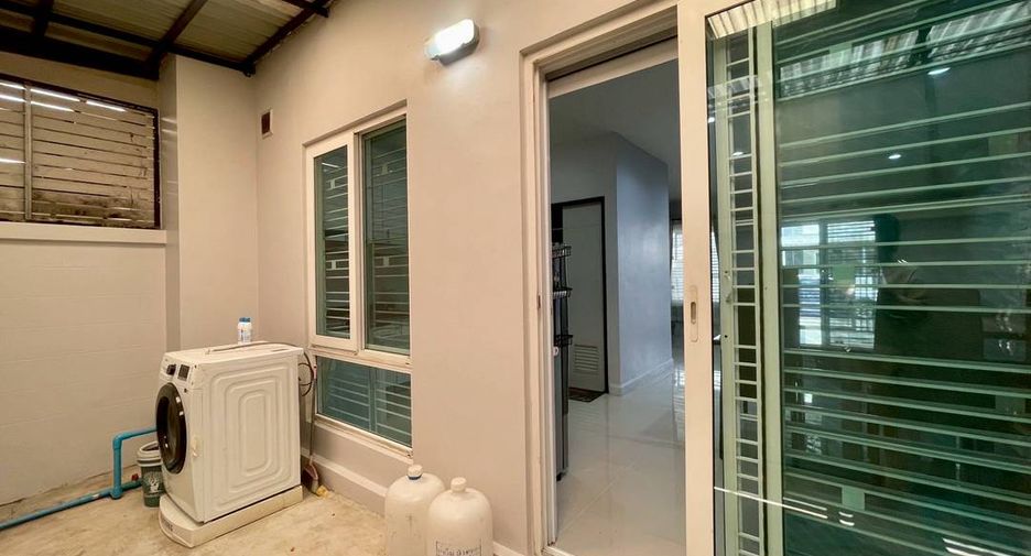For rent 3 bedrooms townhouse in Mueang Chiang Mai, Chiang Mai