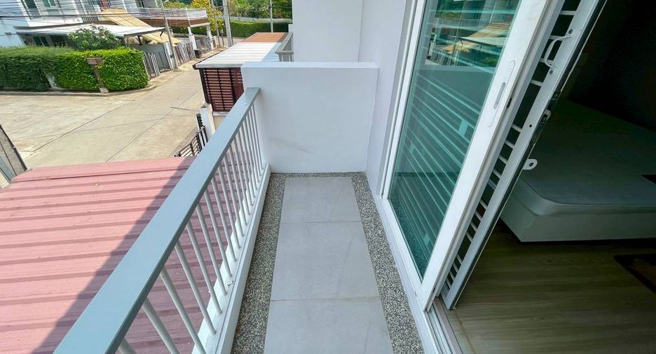 For rent 3 bedrooms townhouse in Mueang Chiang Mai, Chiang Mai
