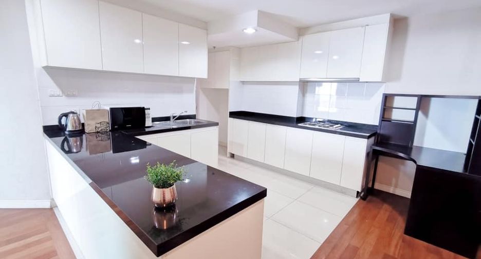 For rent 3 bed condo in Huai Khwang, Bangkok