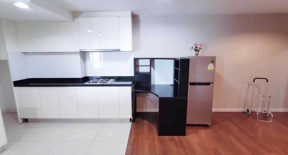 For rent 3 bed condo in Huai Khwang, Bangkok