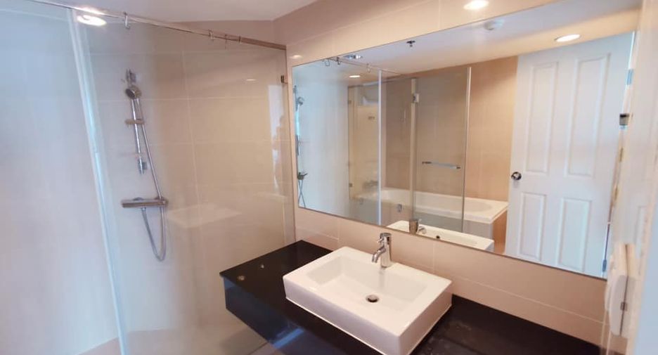 For rent 3 bed condo in Huai Khwang, Bangkok