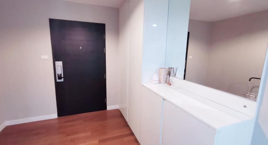 For rent 3 bed condo in Huai Khwang, Bangkok