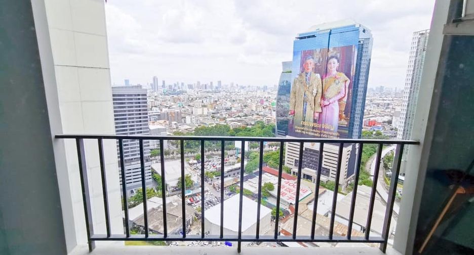 For rent 3 bed condo in Huai Khwang, Bangkok