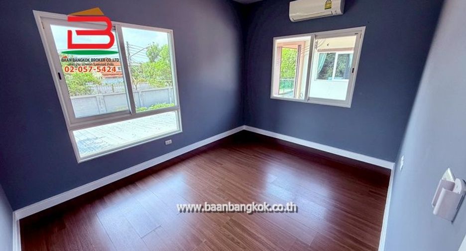 出售 3 卧室 独立屋 在 Mueang Pathum Thani, Pathum Thani