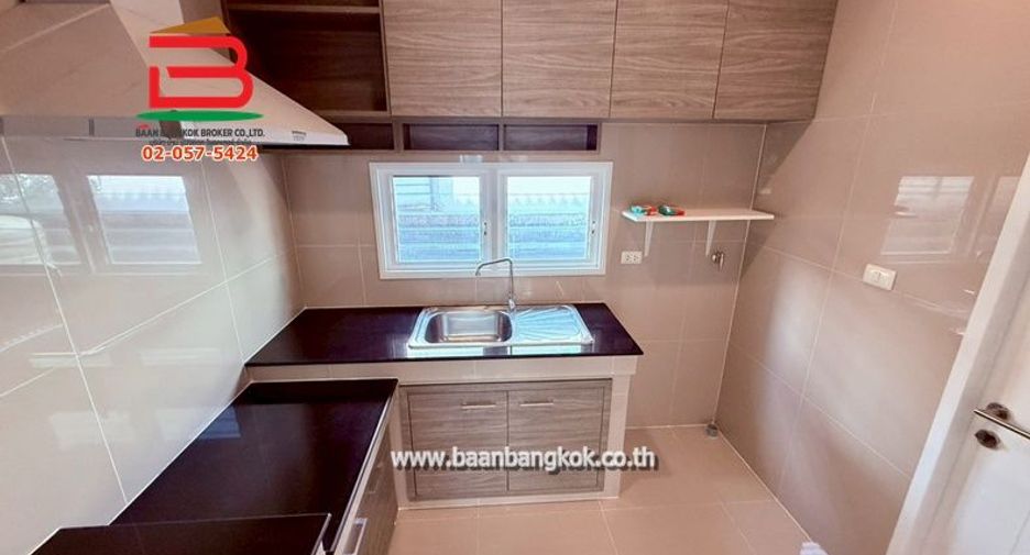 出售 3 卧室 独立屋 在 Mueang Pathum Thani, Pathum Thani