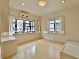 Casa adosada en alquiler de 44 habitaciones en Watthana, Bangkok