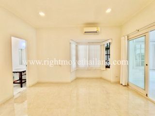 Casa adosada en alquiler de 44 habitaciones en Watthana, Bangkok