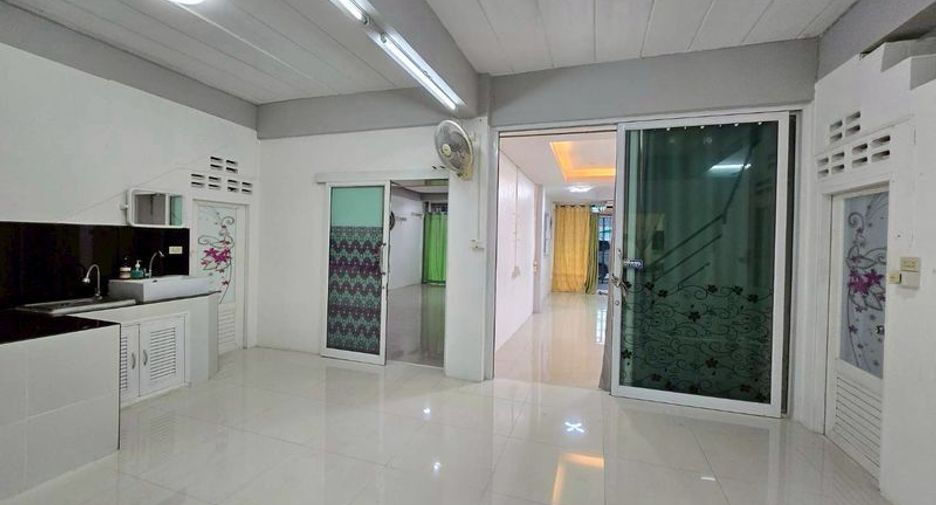 Local comercial en venta de 7 habitaciones en Mueang Chon Buri, Chonburi