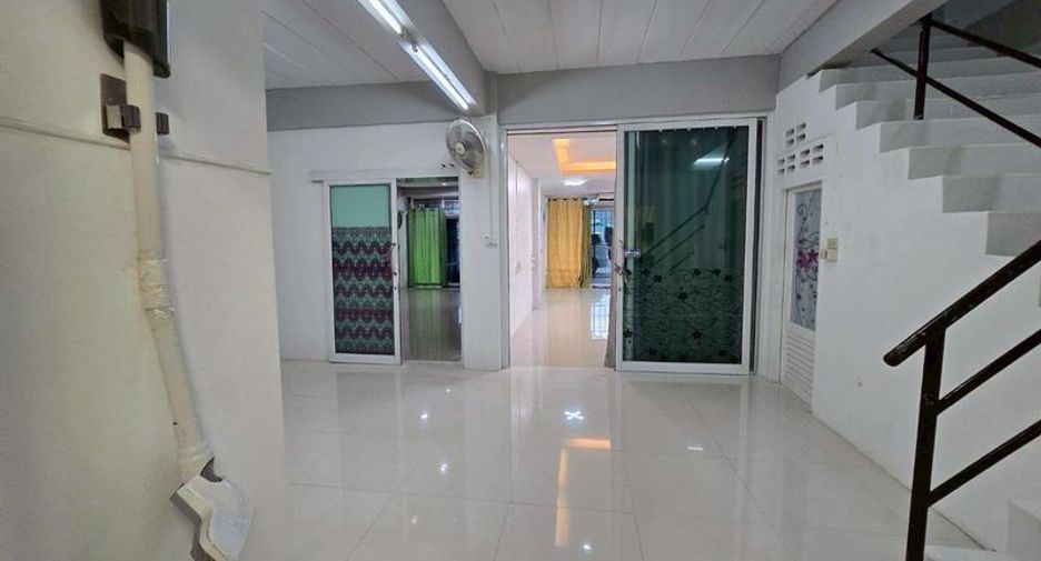 Local comercial en venta de 7 habitaciones en Mueang Chon Buri, Chonburi