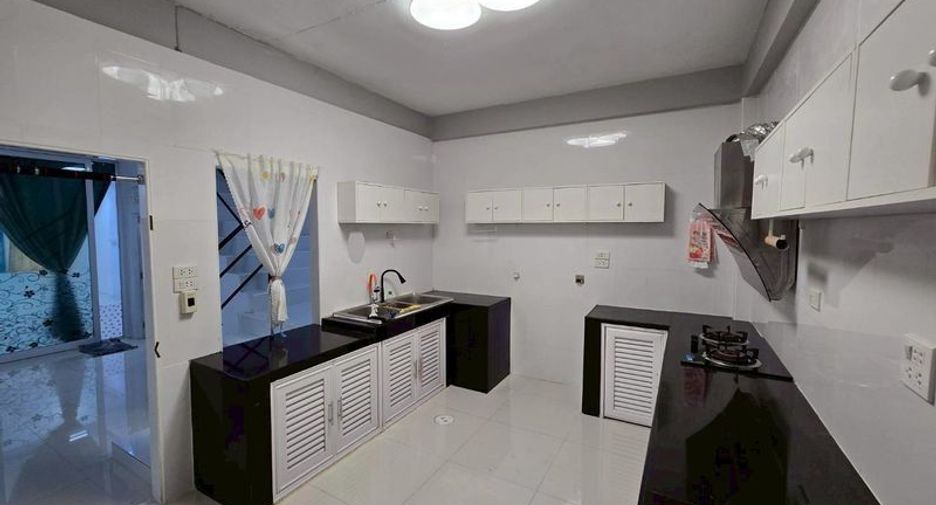 Local comercial en venta de 7 habitaciones en Mueang Chon Buri, Chonburi