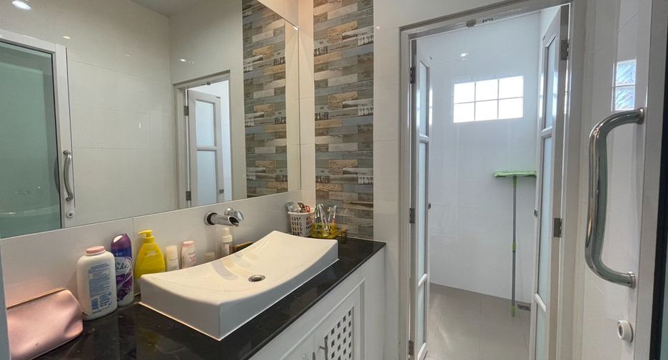 For sale 3 bedrooms house in Mueang Surat Thani, Surat Thani