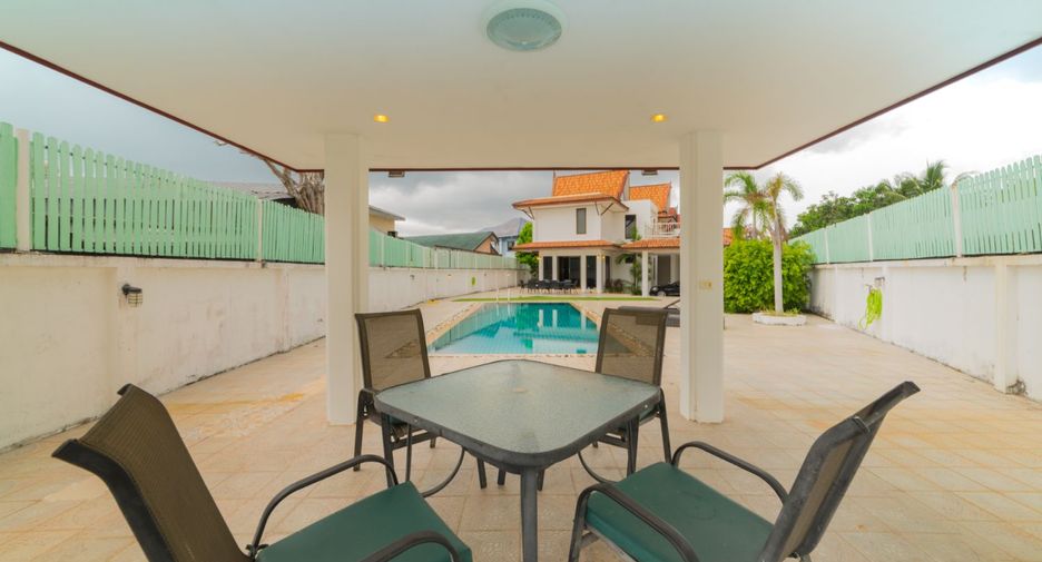 Villa en alquiler y en venta de 4 habitaciones en Mueang Phuket, Phuket