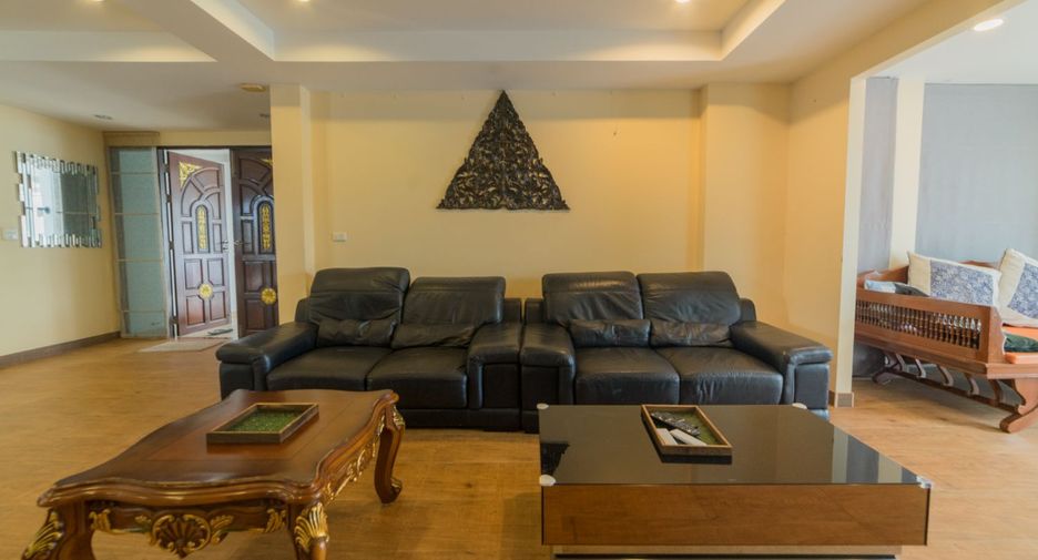 Villa en alquiler y en venta de 4 habitaciones en Mueang Phuket, Phuket