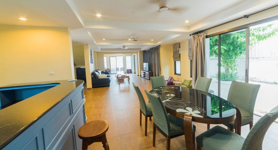 Villa en alquiler y en venta de 4 habitaciones en Mueang Phuket, Phuket