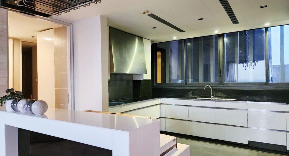 For rent 4 bedrooms condo in Sathon, Bangkok