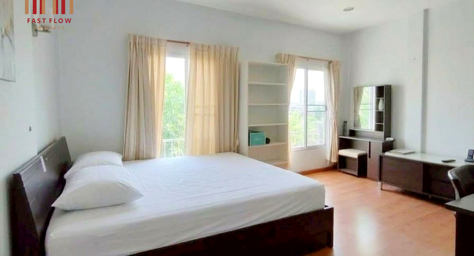 For sale 3 bedrooms townhouse in Lat Phrao, Bangkok