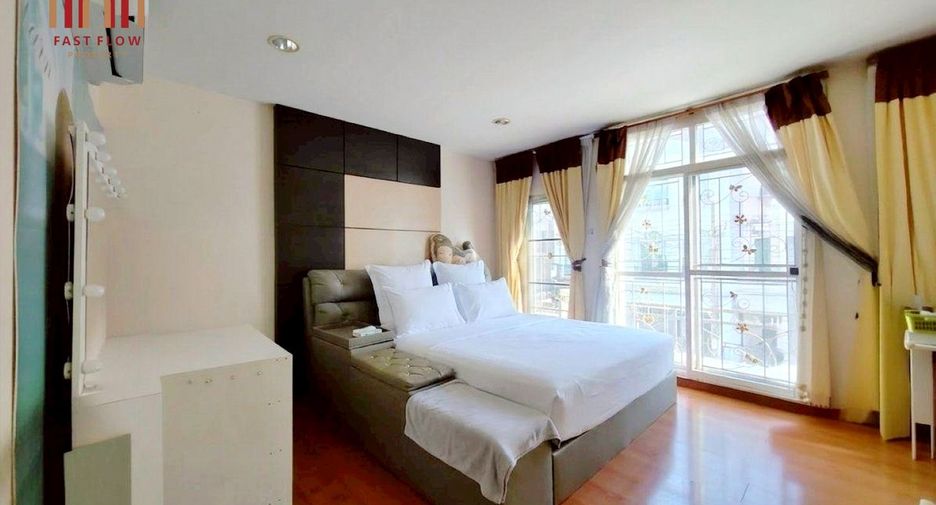 For sale 3 bedrooms townhouse in Lat Phrao, Bangkok