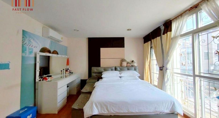 For sale 3 bedrooms townhouse in Lat Phrao, Bangkok