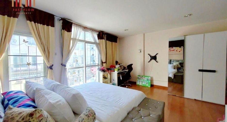 For sale 3 bedrooms townhouse in Lat Phrao, Bangkok