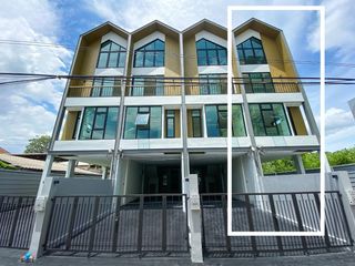 For rent and for sale 3 bed office in Bang Na, Bangkok