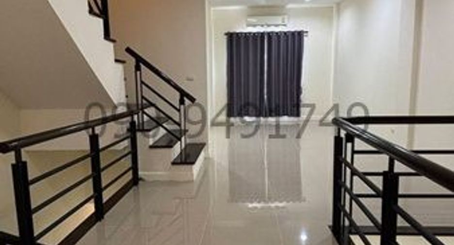 For rent 4 bedrooms townhouse in Lat Phrao, Bangkok